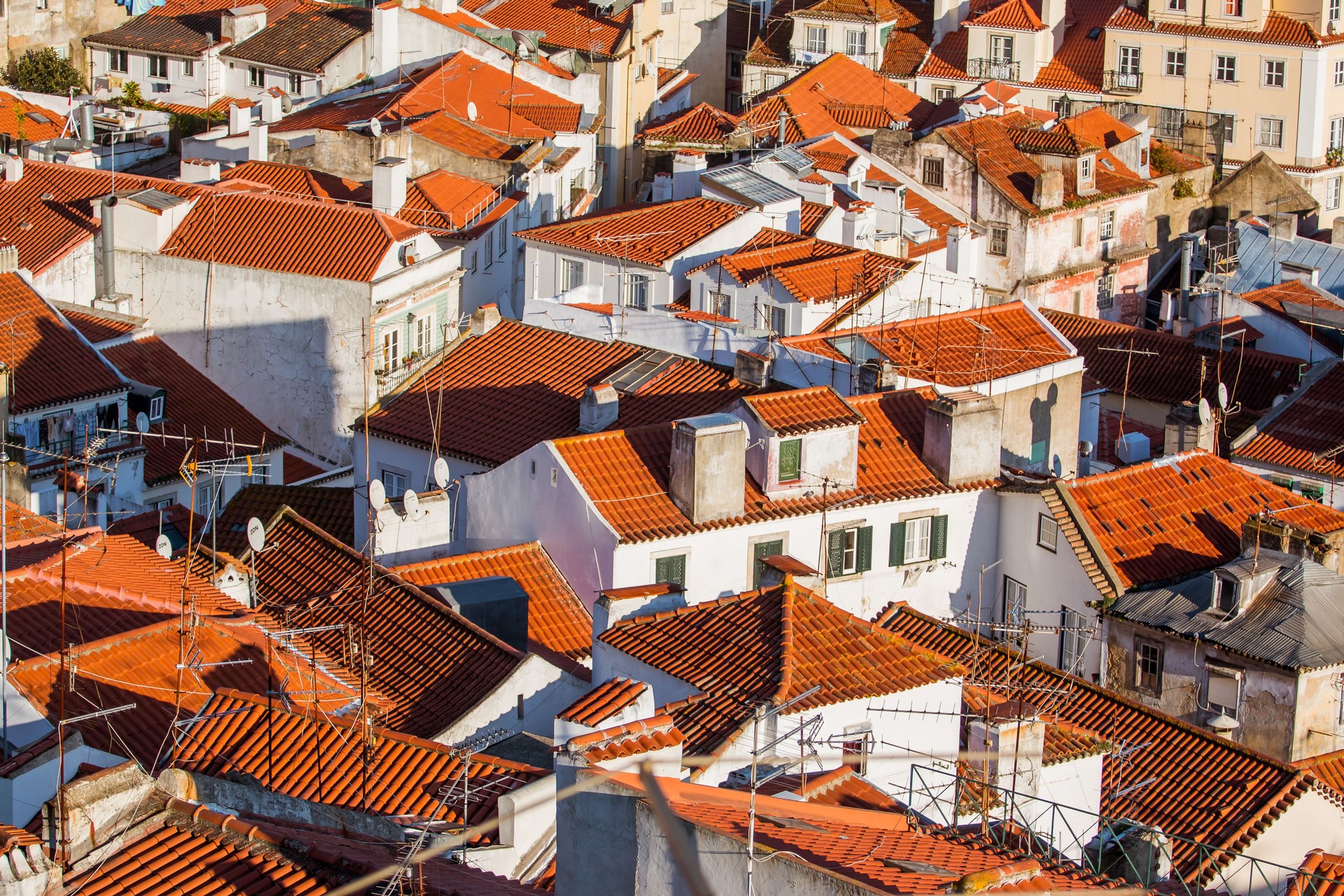 Telhado de Alfama em Lisboa de manhã cedo